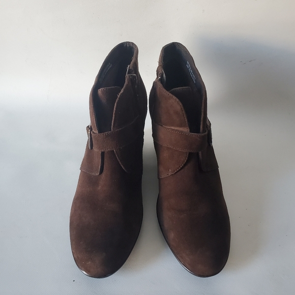 Clarks Women's Brown Wedge Ankle Bootie Size 8.5 - Picture 2 of 9